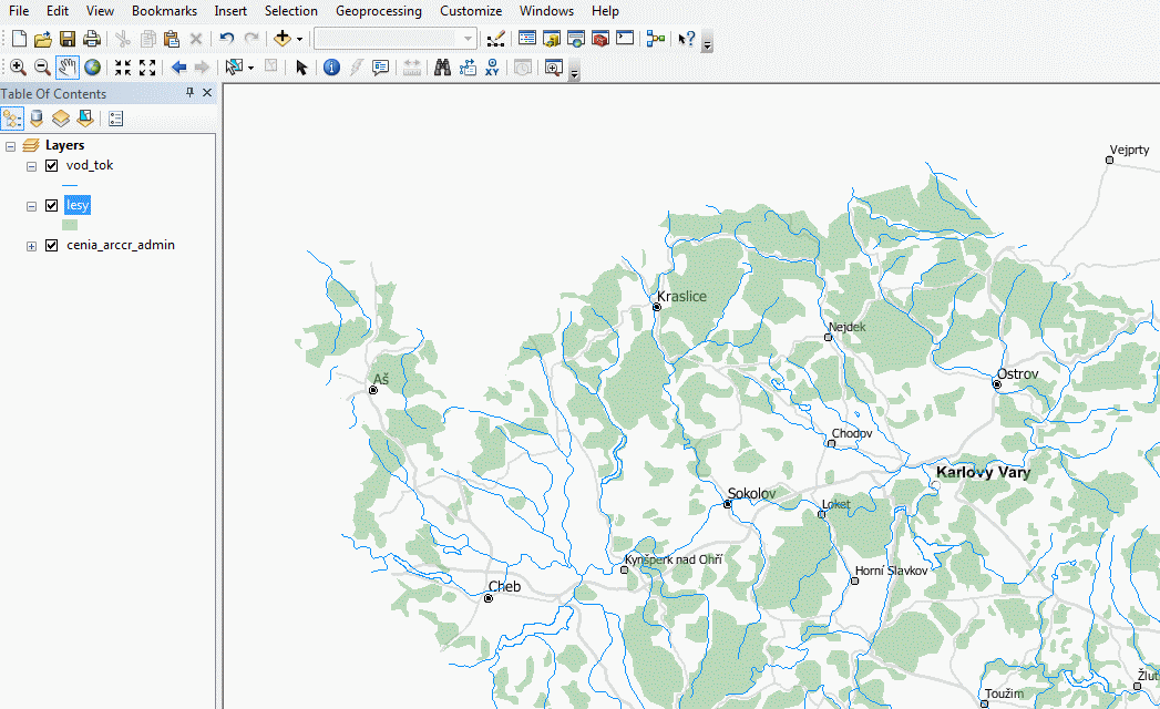 Vrstva lesů a vodních toků spolu s vrstvou správních sídel ČR